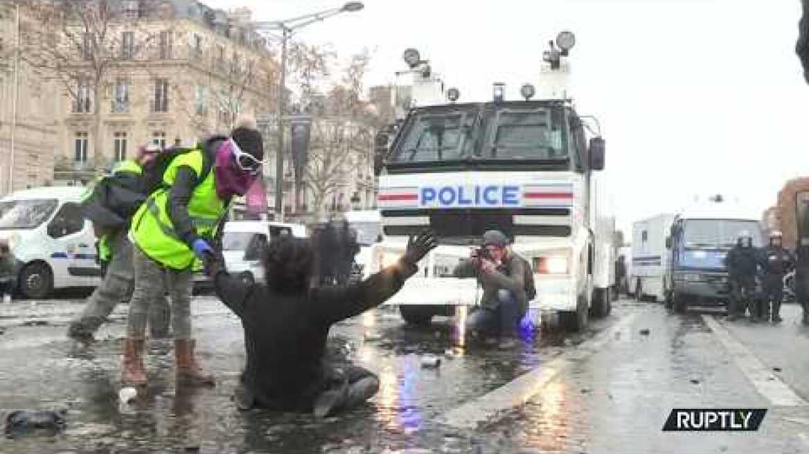 Water cannon & blood: Paris 'Yellow Vest' protest turns violent (DISTURBING FOOTAGE)