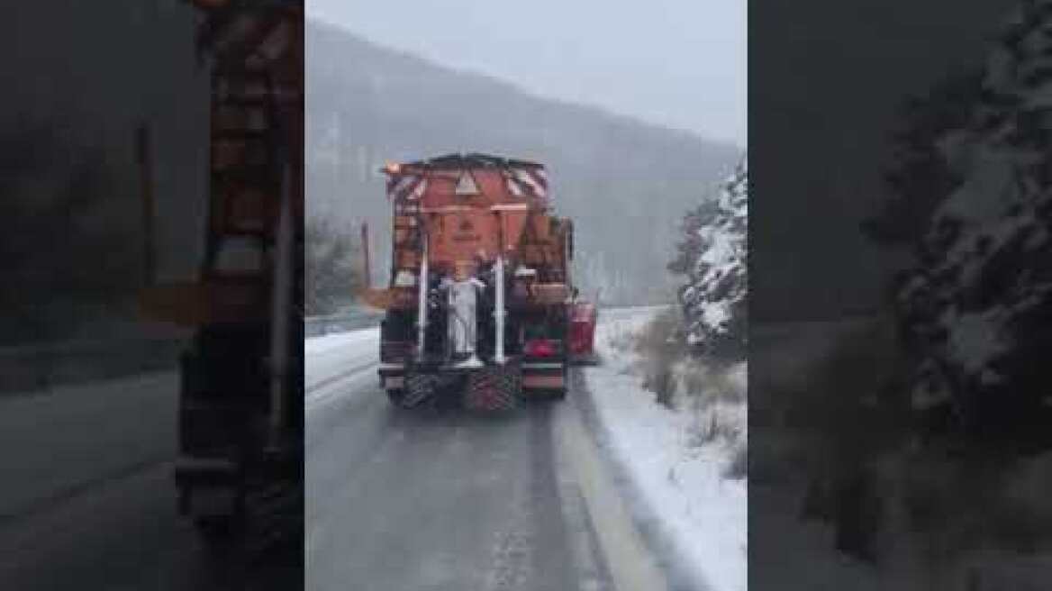 Μάχη με τα χιόνια δίνει η περιφέρεια Θεσσαλίας