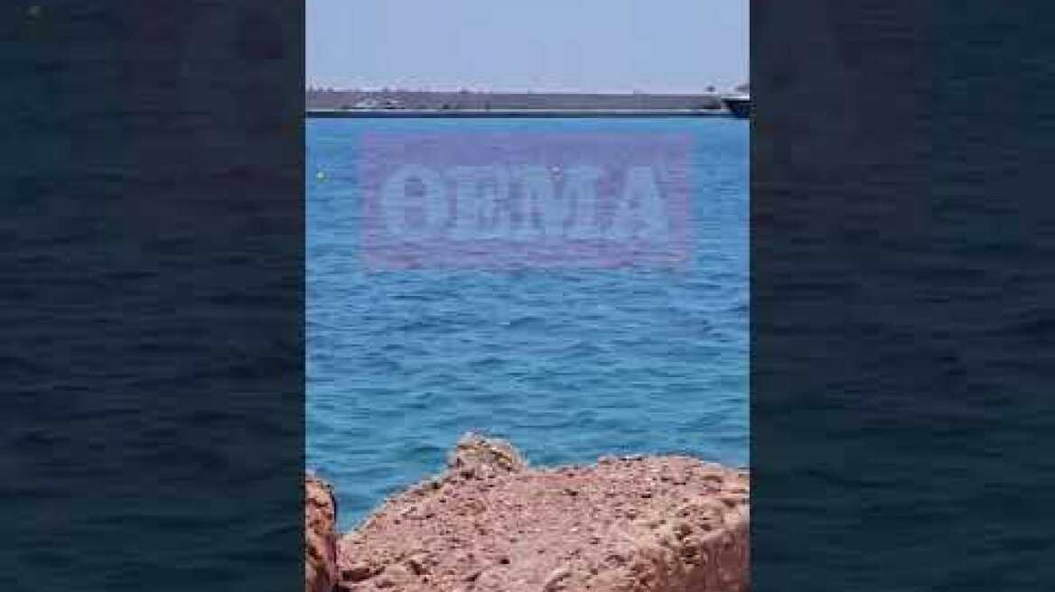 Ελικόπτερο έπεσε στη μαρίνα Βουλιαγμένης (1)