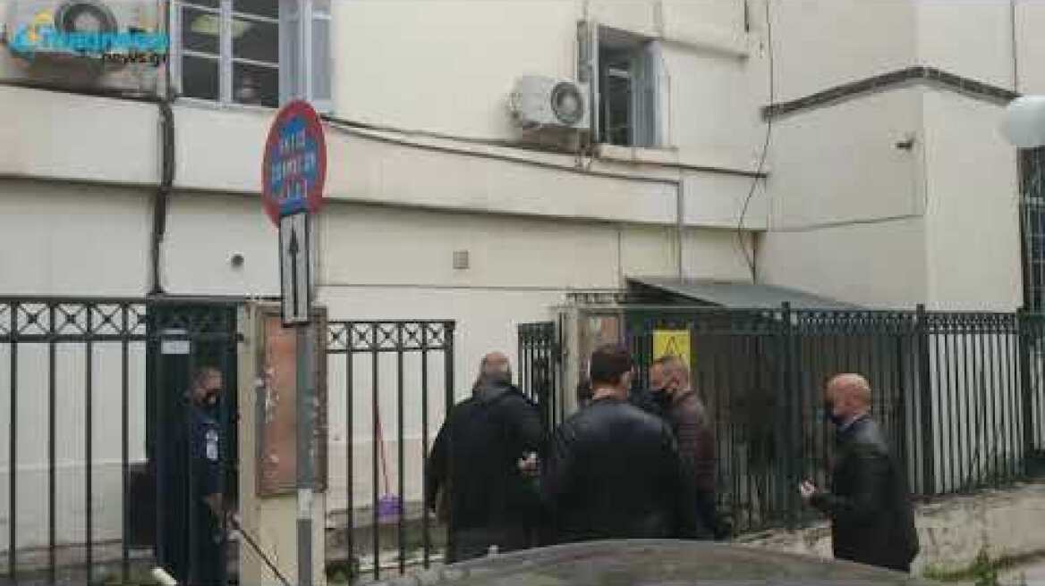 H μεταφορά του κατηγορούμενου για το διπλό φονικό στη Μακρινίτσα στο Δικαστικό Μέγαρο Βόλου