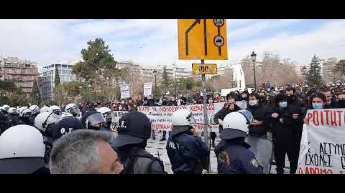 Thestival.gr φοιτητές στο άγαλμα Βενιζέλου