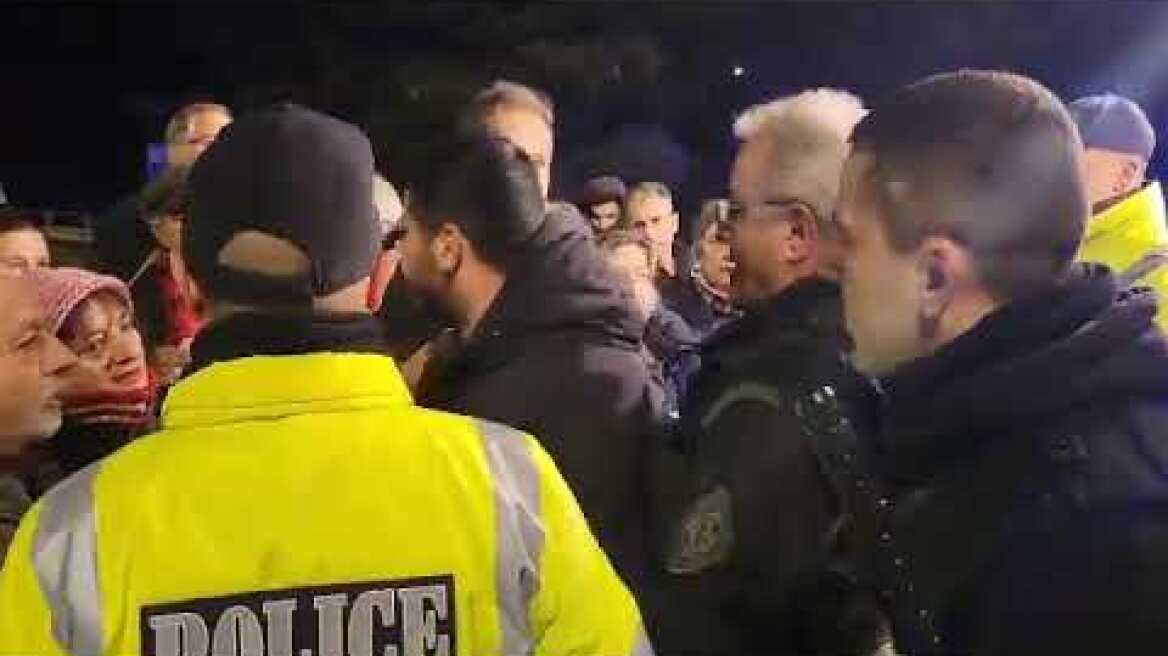 Ένταση αστυνομίας με αγρότες της Αιγιάλειας - Επιχειρούν να κλείσουν και την Ολυμπία Οδό