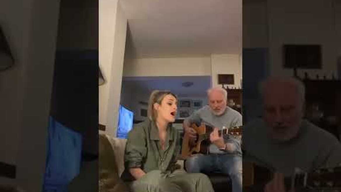 O Ρόμπερτ Ουίλιαμς τραγουδάει με την κόρη του