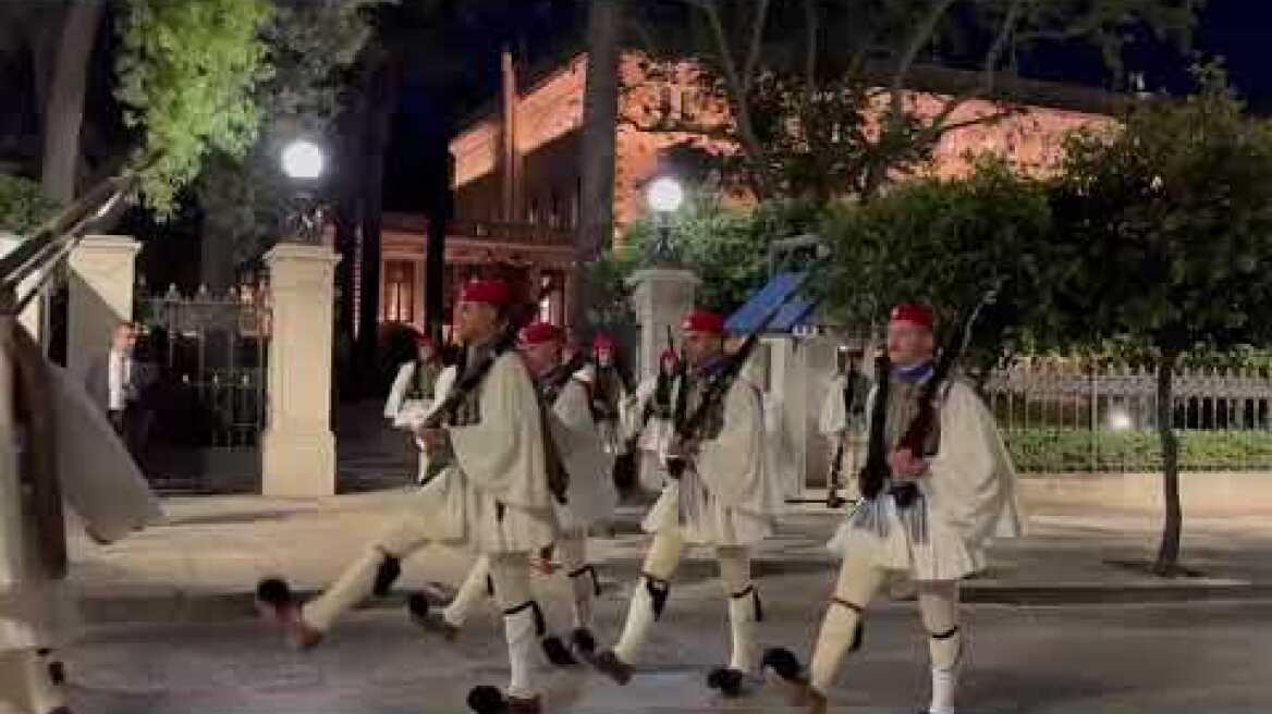 Το δείπνο του Κώστα Τασούλα στο ζεύγος Μακρόν στο Προεδρικό Μέγαρο (3)