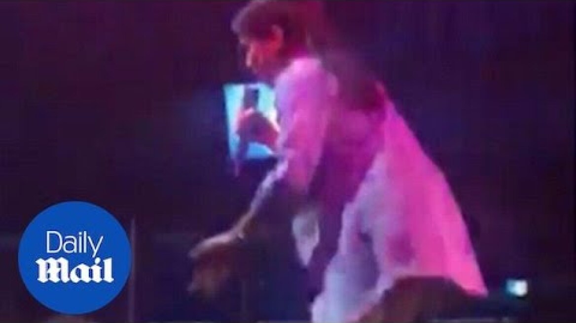 Singer kicks man in the head after he gropes her on stage - Daily Mail