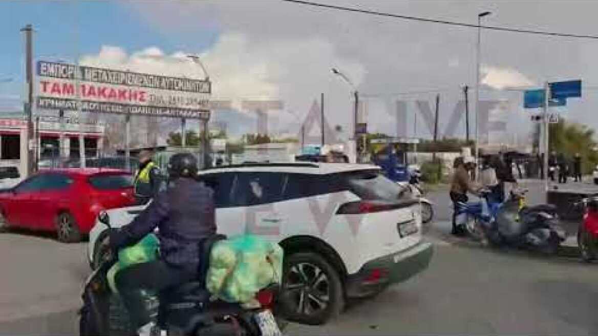 Στον ΒΟΑΚ τρακτέρ και αυτοκίνητα- Κλειστοί οι δρόμοι προς το αεροδρόμιο