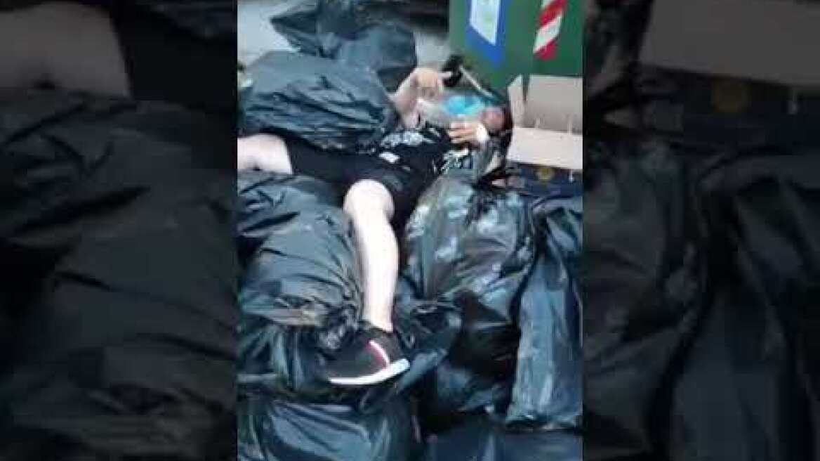 Ρόδος: Μεθυσμένοι τουρίστες ξαπλώνουν σε ξεχειλισμένους κάδους σκουπιδιών