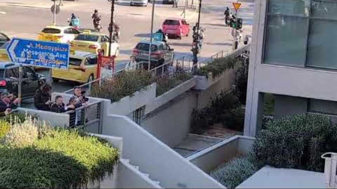 Έξω από την Πινακοθήκη διαμαρτύρονται για την κράτηση του Παπαδόπουλου