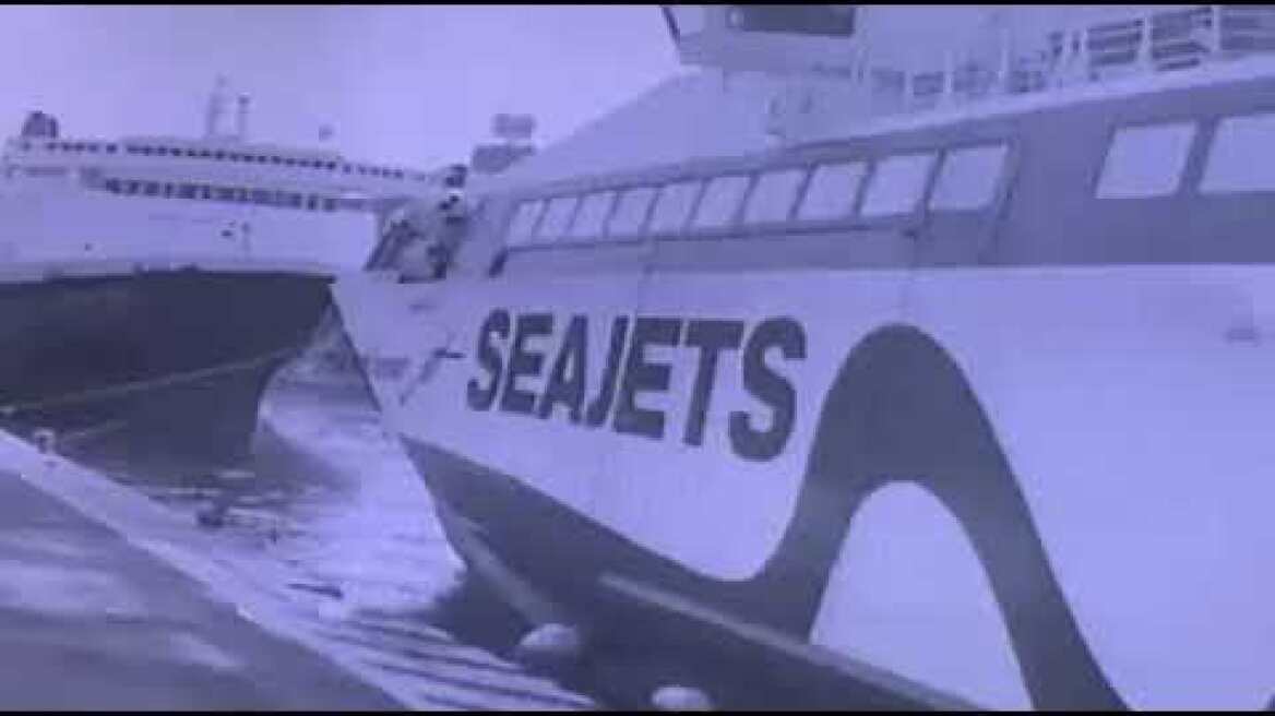 Η στιγμή που οι δύο ναυτικοί πέφτουν στη θάλασσα ενώ κάνουν εργασίες στο Speedrunner Jet