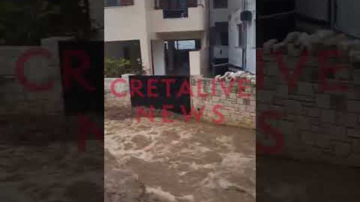 «Ποτάμια» οι δρόμοι σε Ηράκλειο και Χανιά, στο Παλαιόκαστρο δεν μπορούν να βγουν από τα σπίτια τους