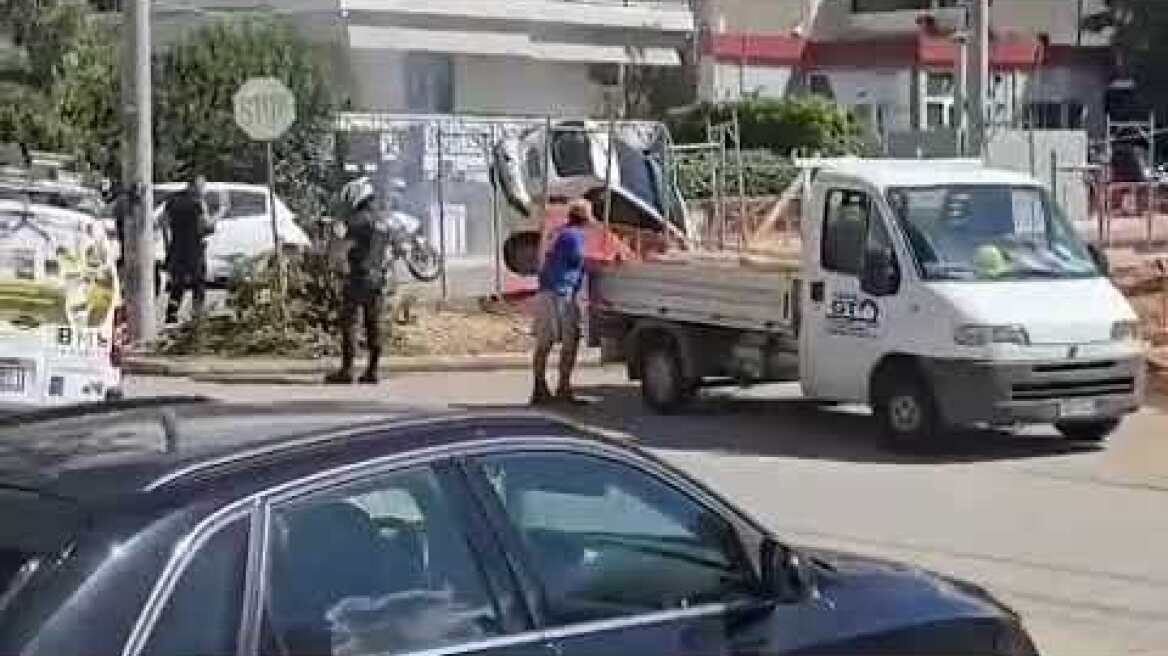 Επεισοδιακή καταδίωξη στην Κηφισιά: Κλεμμένο όχημα προσέκρουσε σε κολόνα