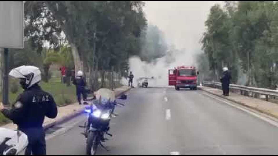 Αυτοκίνητο τυλίχθηκε στις φλόγες στην είσοδο της Συγγρού από Πειραιά 2