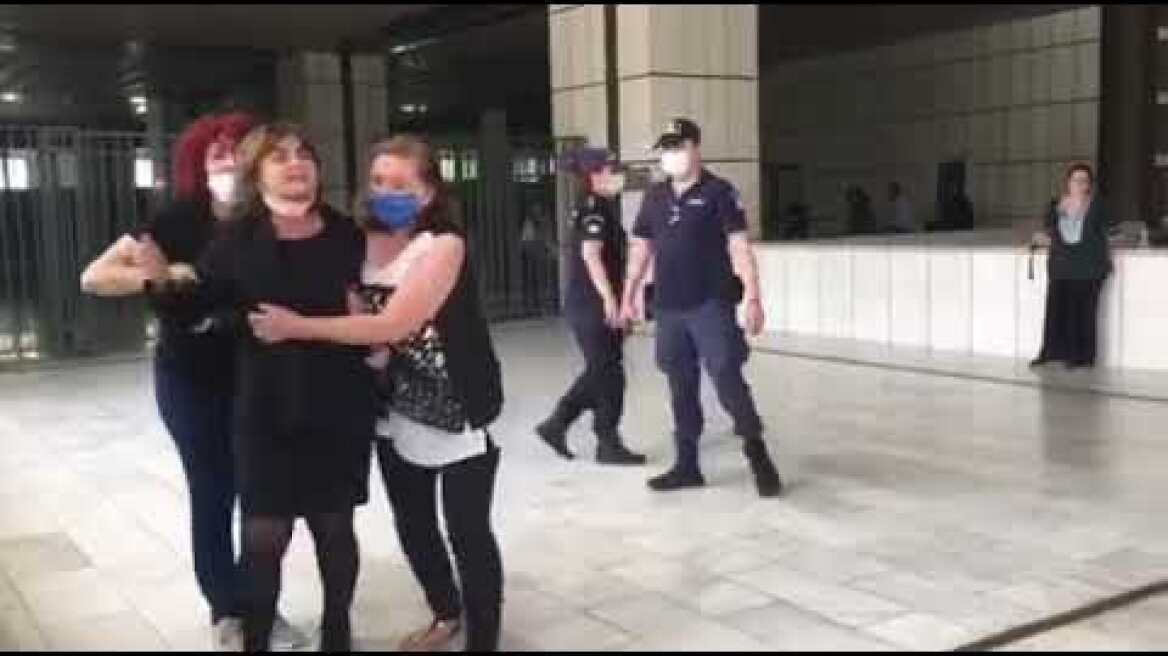 Η μητέρα της Ελένης Τοπαλούδη έξω από τα δικαστήρια