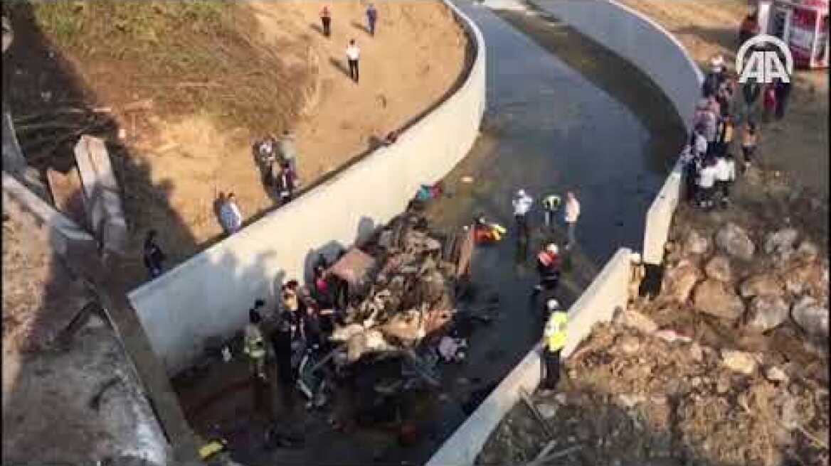 İzmir'de düzensiz göçmenleri taşıyan kamyon devrildi