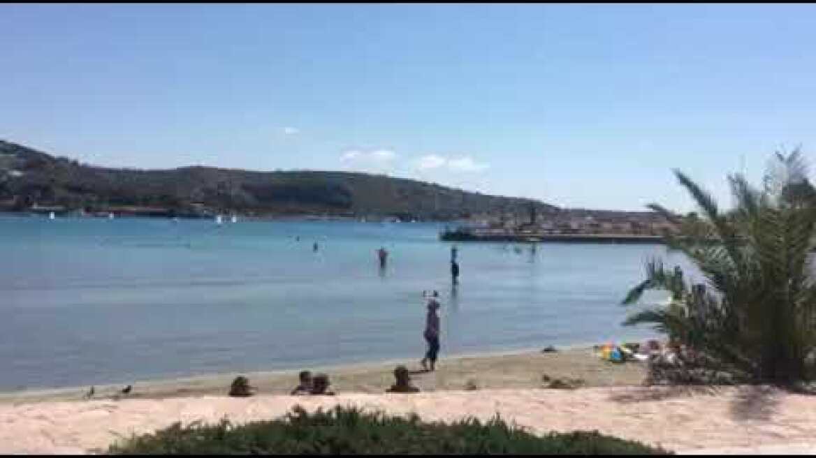 Ο κόσμος βγήκε βόλτα στην παραλία