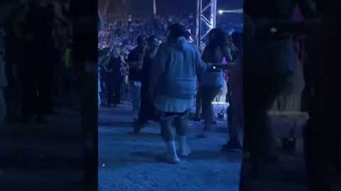 Η Μελίνα Νικολαΐδη χορεύει στη συναυλία της μητέρας της Δέσποινας Βανδη