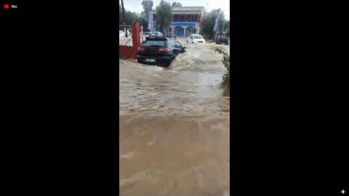 Κέρκυρα: ΑΥΤΟΚΙΝΗΤΟ ΠΑΡΑΣΥΡΕΤΑΙ ΣΤΗΝ ΑΝΩ ΜΕΣΟΓΓΗ