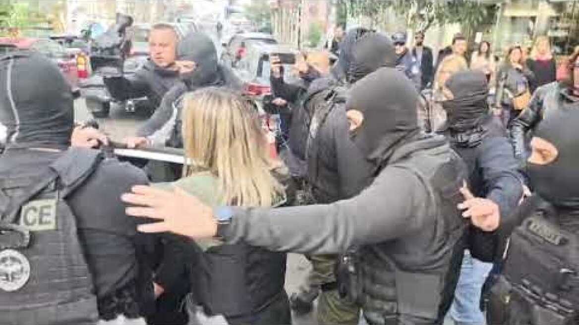 Η 46χρονη που σκότωσε την πεθερά της στη Σαλαμίνα, στα δικαστήρια Πειραιά