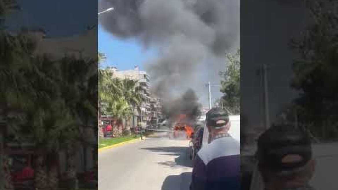 Άλιμος: Αναστάτωση στη λαϊκή του Άνω Καλαμακίου: Λαμπάδιασε παρκαρισμένο Smart