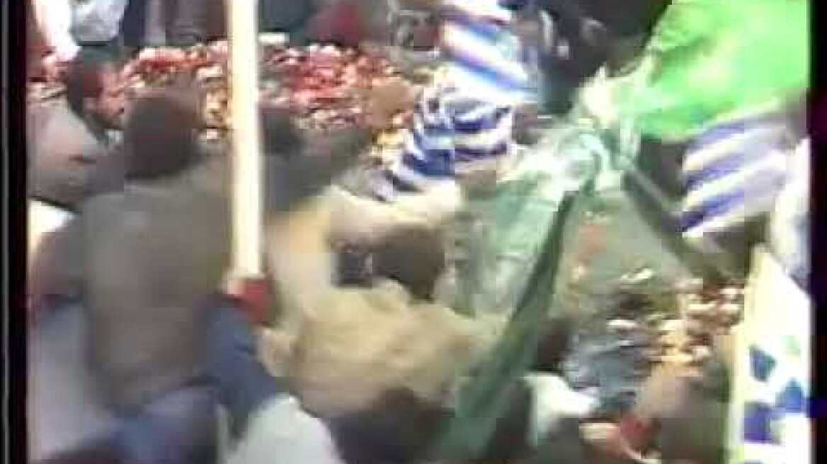 Το ιστορικό νεύμα του Ανδρέα Παπανδρέου στην αεροσυνοδό Δήμητρα Λιάνη (1988)