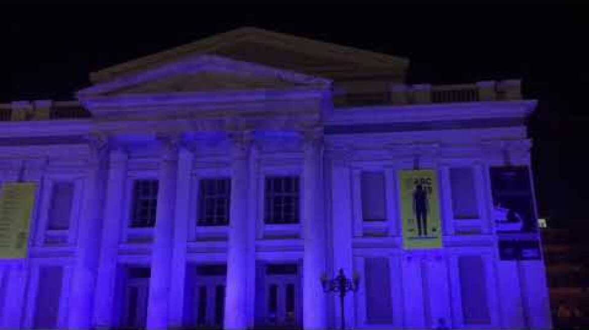 Στα μπλε "βάφτηκε" το Δημοτικό Θέατρο Πειραιά για τα 2500 χρονια απο τη Ναυμαχία της Σαλαμινας