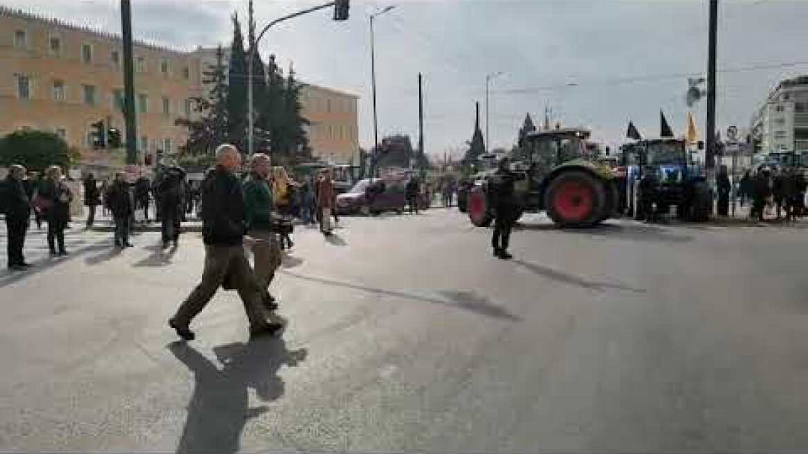 Αποχωρούν τα πρώτα τρακτέρ από Σύνταγμα (2)