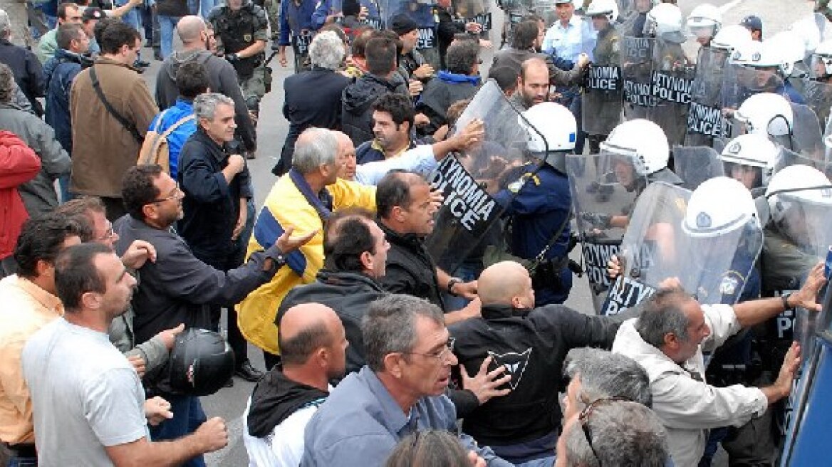 Πορεία των εργαζομένων της Ζώνης Περάματος στη Βουλή