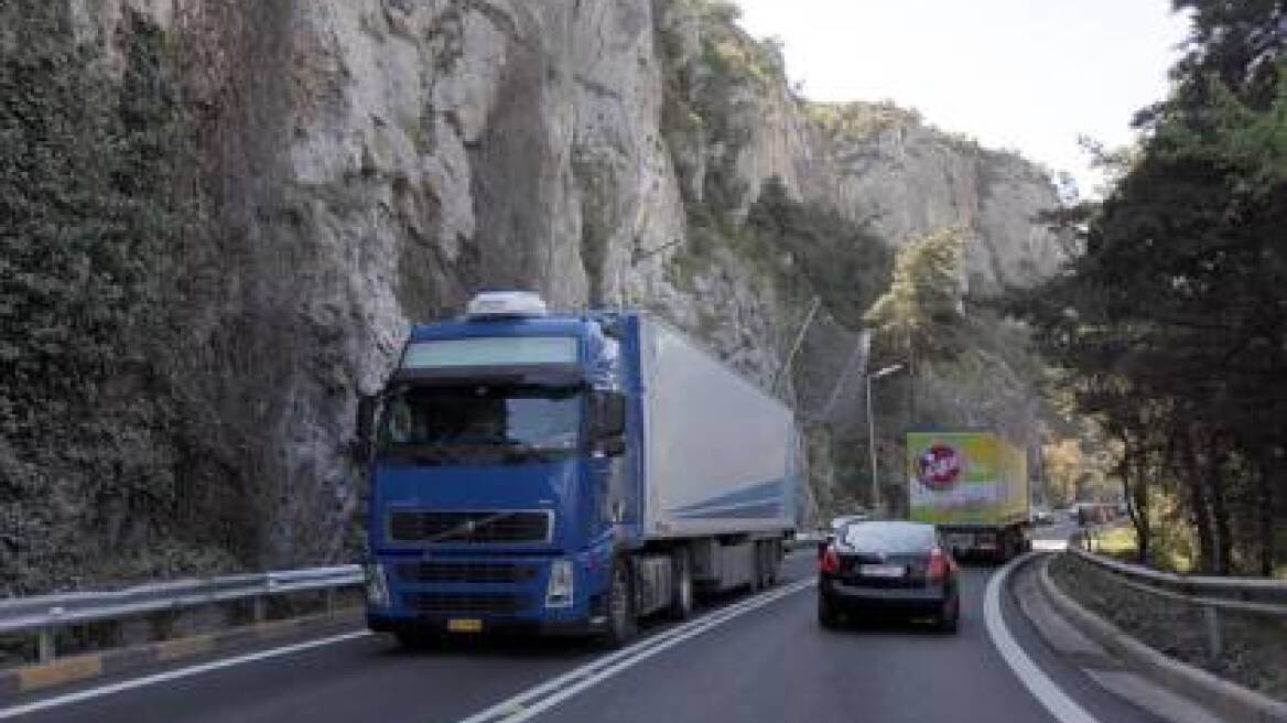 Κομπόστα από ξερά σύκα με παγωτό αρωματισμένο με κανέλα