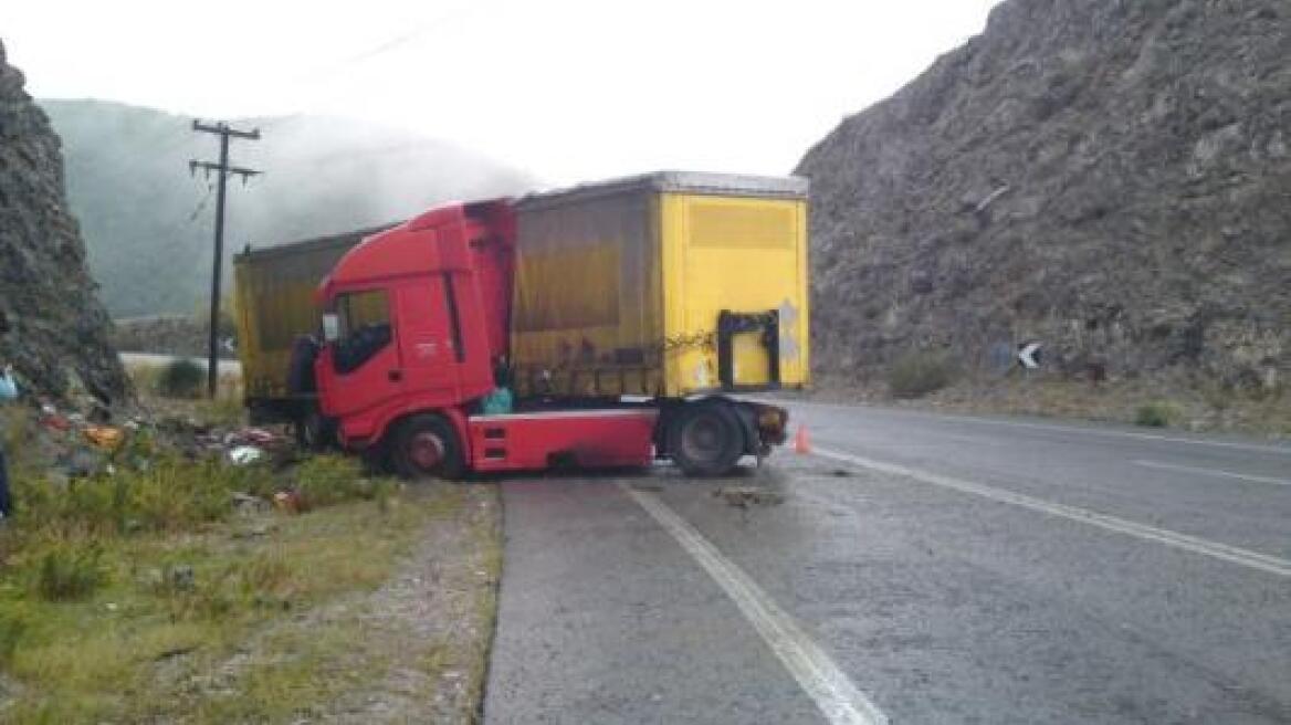 Δίπλωσε νταλίκα στις στροφές του Μπράλου