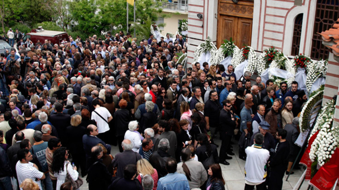 Λαοθάλασσα για το τελευταίο αντίο στον Θανάση Βέγγο 