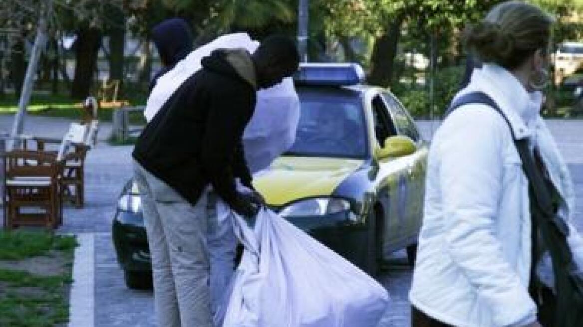 Επεισόδια μεταξύ μικροπωλητών και αστυνομικών στην Πατησίων 