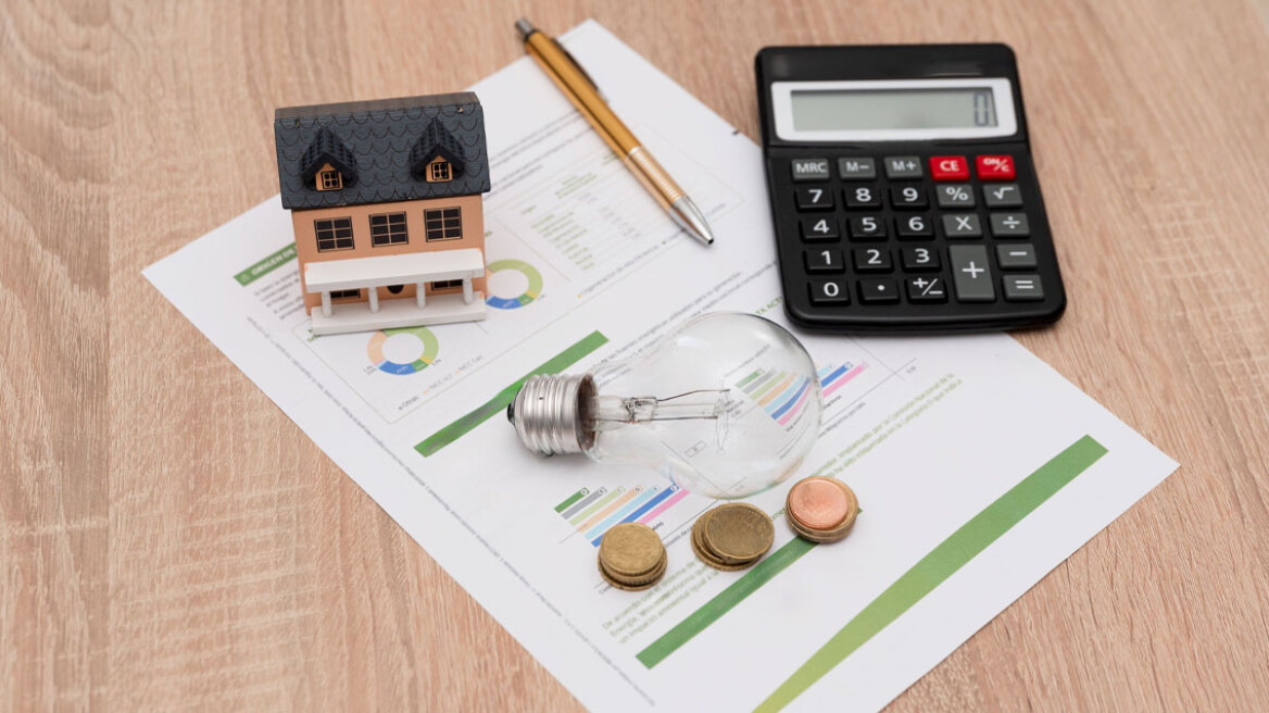 Ρεύμα: Αυξήσεις έως 23,4% αλλά και μειώσεις έως 12% στη λιανική αγορά ηλεκτρισμού τον Αύγουστο – Όλες οι χρεώσεις ανά πάροχο
