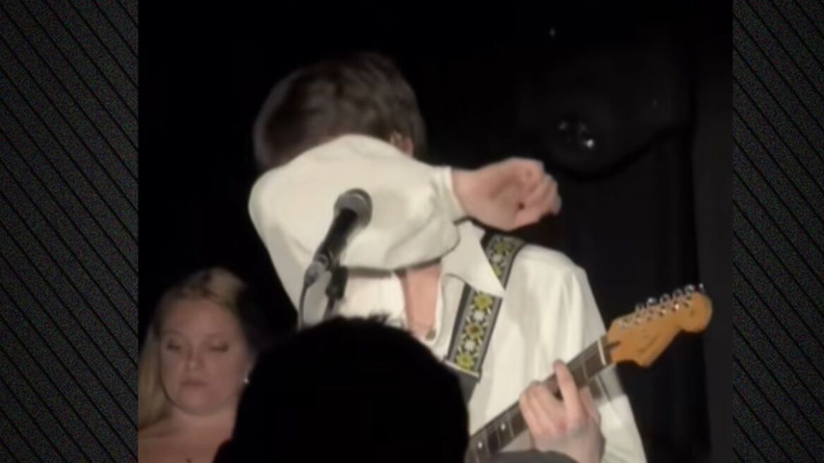 Κρουζ Μπέκαμ: Η συγκινητική ερμηνεία  για τη «ραγισμένη καρδιά» της μητέρας του σε συναυλία του
