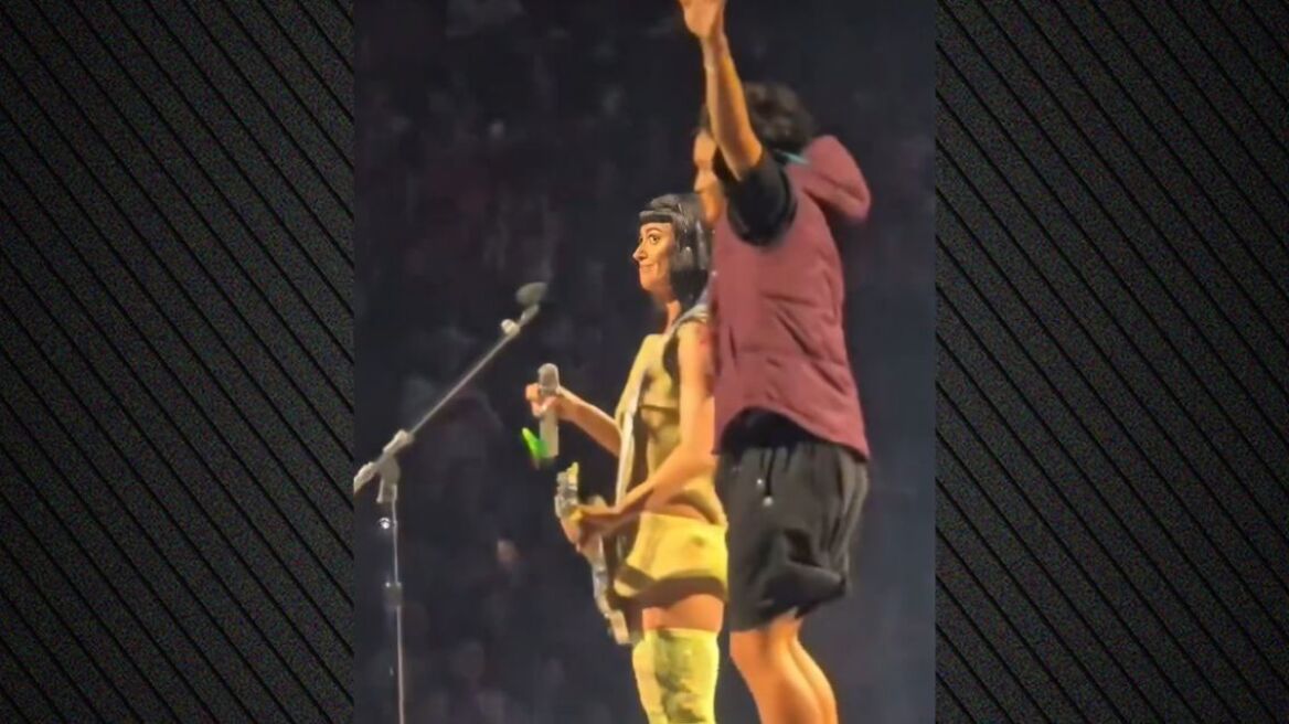 Κέιτι Πέρι: Αναστάτωση στη συναυλία της στο Σίδνεϊ - Θαυμαστής ανέβηκε στη σκηνή και προσπάθησε να την αγκαλιάσει