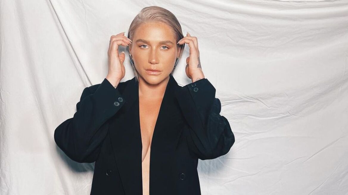 Kesha: Φωτογραφίζεται γυμνή στο ποτάμι