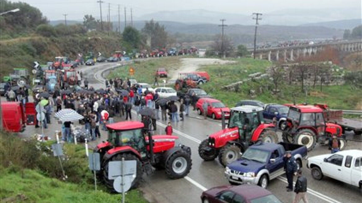 Αποκλεισμένο από αγρότες το λιμάνι της Ηγουμενίτσας