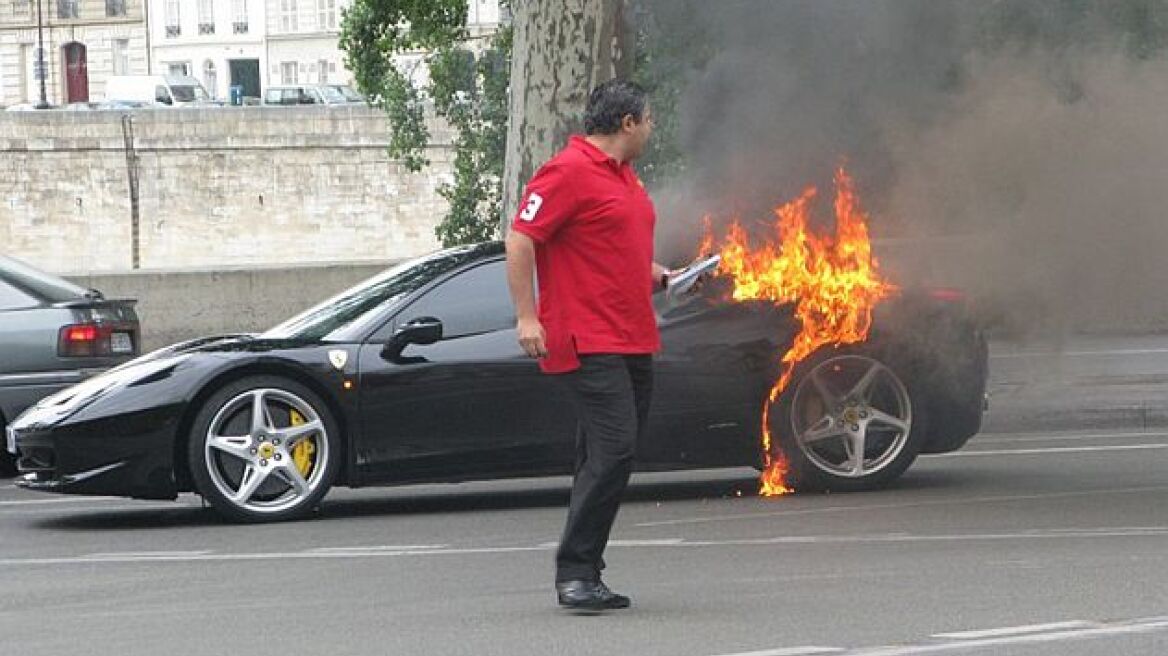 Σοκ: Μία Ferrari 458 Italia στις φλόγες