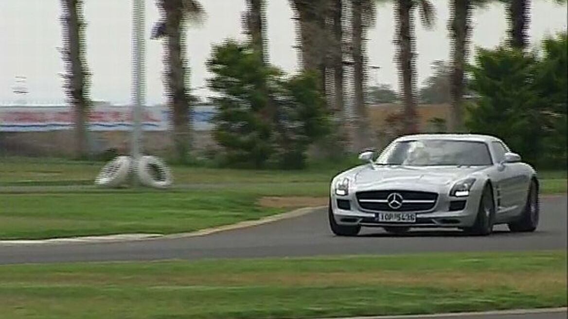 Video: Δοκιμάζοντας την Mercedes SLS AMG