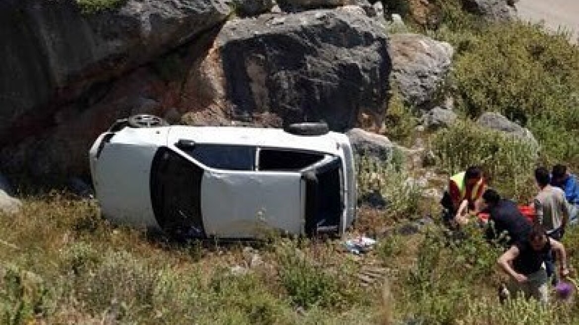 Σώοι παππούς, γιαγιά και τρία εγγονάκια από πτώση σε χαράδρα 