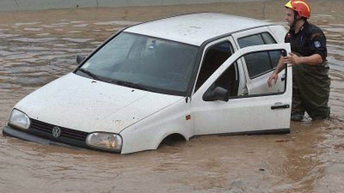 Σώθηκε οδηγός ΙΧ που παρασύρθηκε από χείμαρρο 