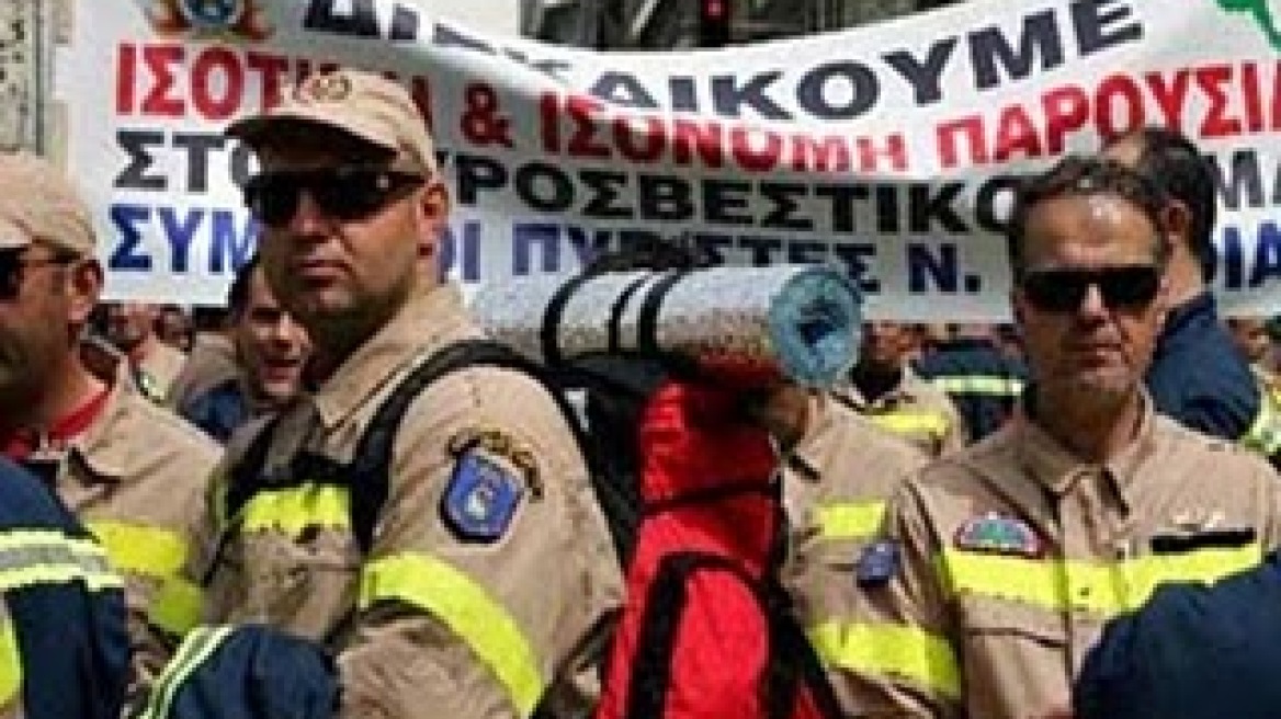 Συγκέντρωση πυροσβεστών στην Ομόνοια