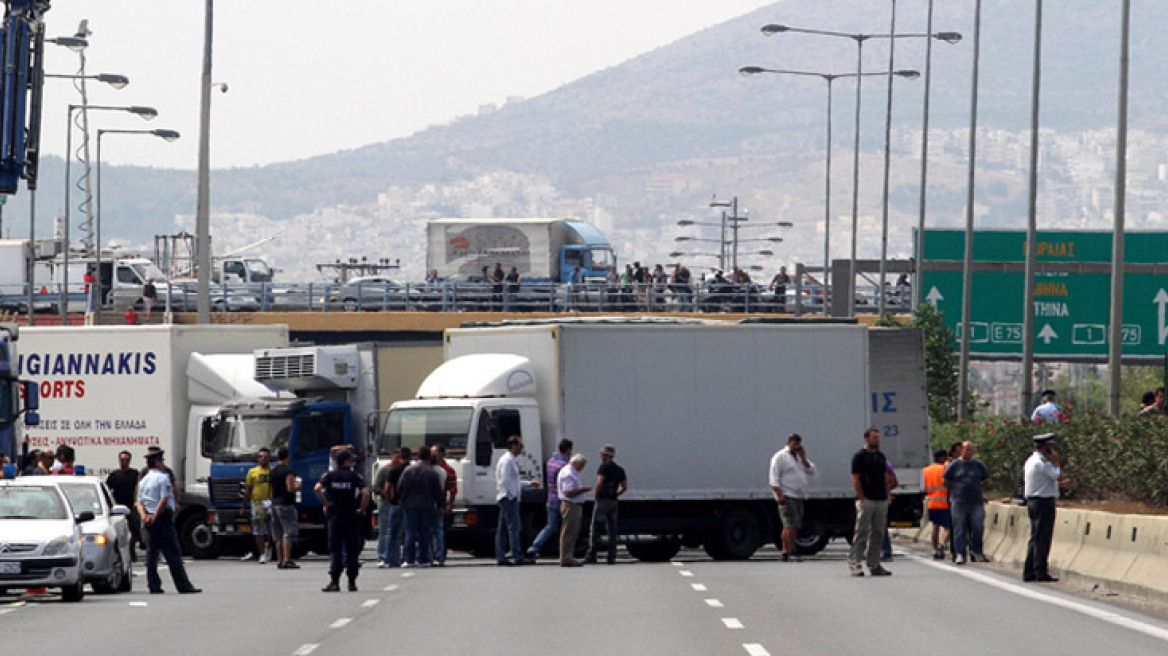 Μένουν στα μπλόκα οι φορτηγατζήδες 