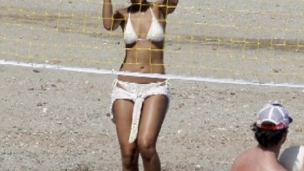 Η Rihana παίζει beach volley στο Σούνιο