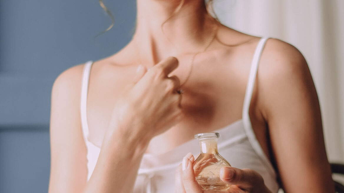 Roll-on, σπρέι ή solid; Πώς θα διαλέξουμε το ιδανικό άρωμα για εμάς