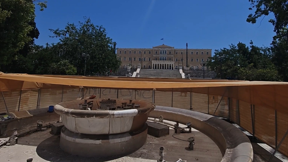 Εργασίες συντήρησης στο σιντριβάνι στη πλατεία Συντάγματος - Δείτε βίντεο