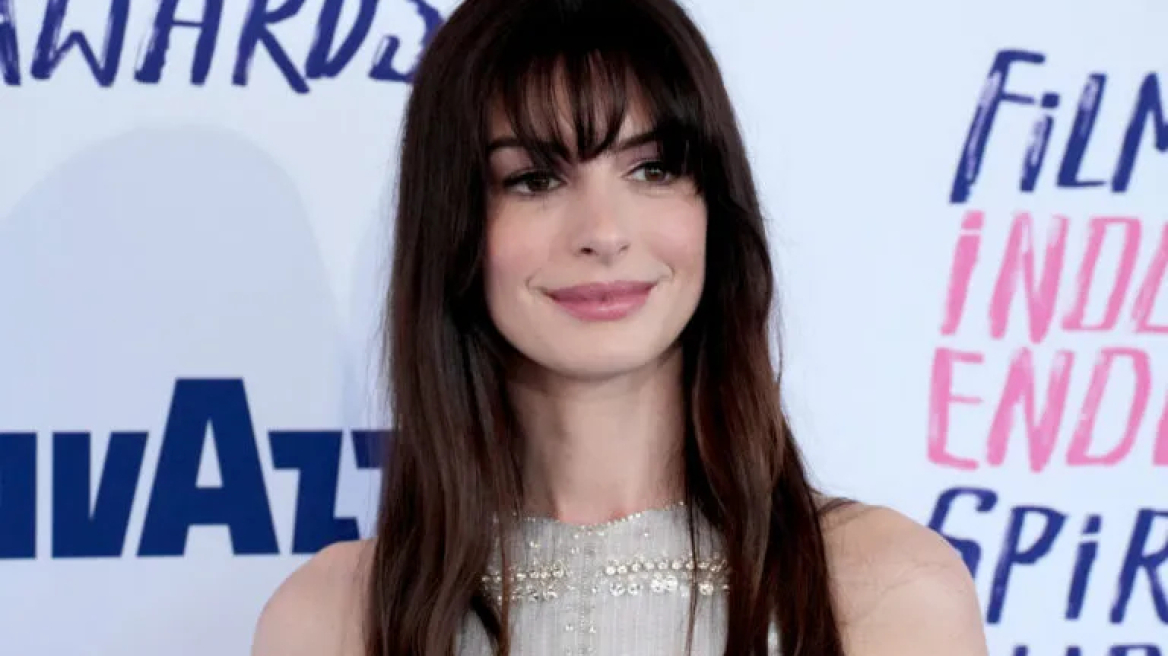 Η Anne Hathaway αποκάλυψε ποια προϊόντα ομορφιάς έχει πάντα στην τσάντα της