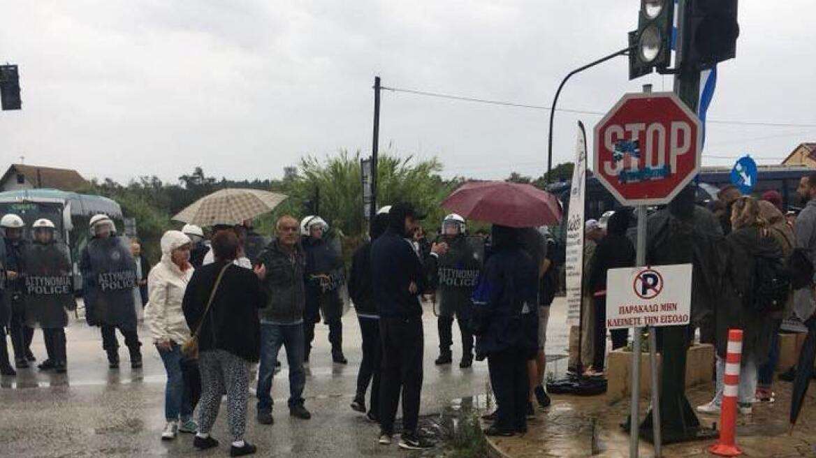 Έκρυθμη η κατάσταση έξω από τον ΧΥΤΑ Λευκίμμης στην Κέρκυρα – Στο νησί 13 διμοιρίες των ΜΑΤ 