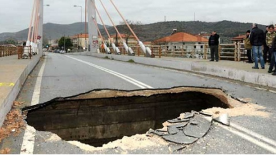 Έρευνα για κατάρρευση γέφυρας στη Λάρισα