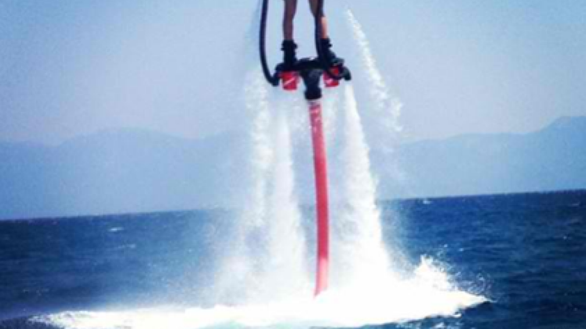 Ηλίας Βρεττός: Δείτε τον να κάνει flyboard