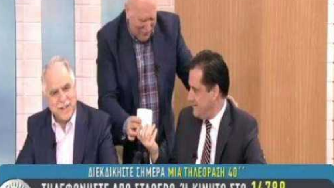 Χαμός στο πλατό του Παπαδάκη: Έδωσε on air χαρτί υγείας στον Γεωργιάδη!